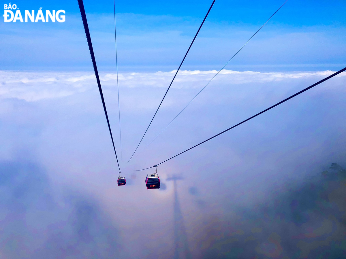 Cable car systems are covered by thick clouds. Photo: NGUYEN TRUNG HIEU