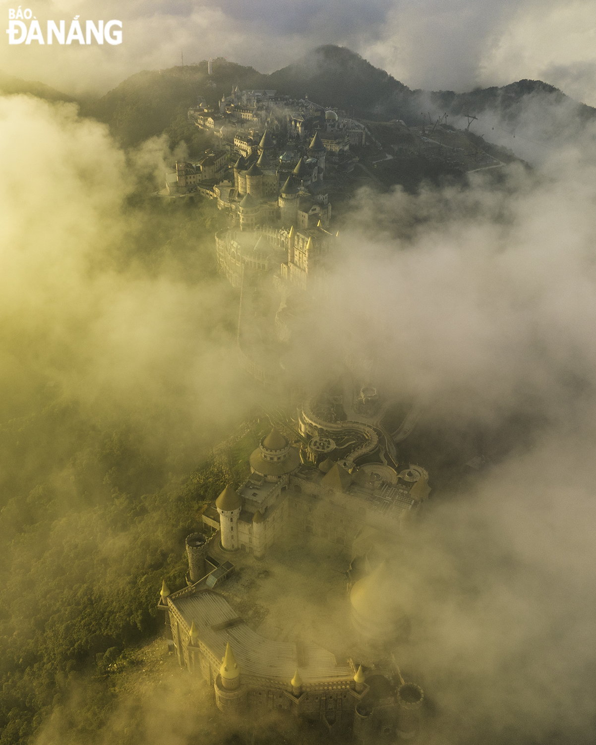 At a height of nearly 1,500m above sea level, the top of Ba Na mountain is an ideal place for those who want to hunt for impressive moments amidst a sea of clouds floating like a giant white cotton carpet at the foot of European castles. This makes visitors think of beautiful scenes in fairy tales. Photo: PHAM PHUNG