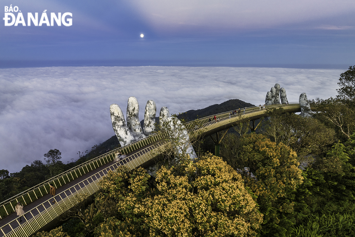 At the Cau Vang (Golden Bridge), white clouds look like cotton carpets to lift each step of visitors. Photo: PHAM PHUNG