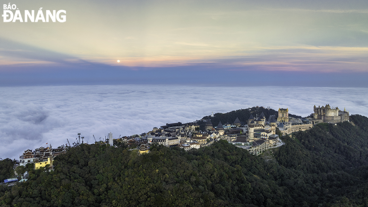 Thick layers of clouds extend to the horizon, making Ba Na seem completely separate from the world at the foot of the mountain. Photo: PHAM PHUNG