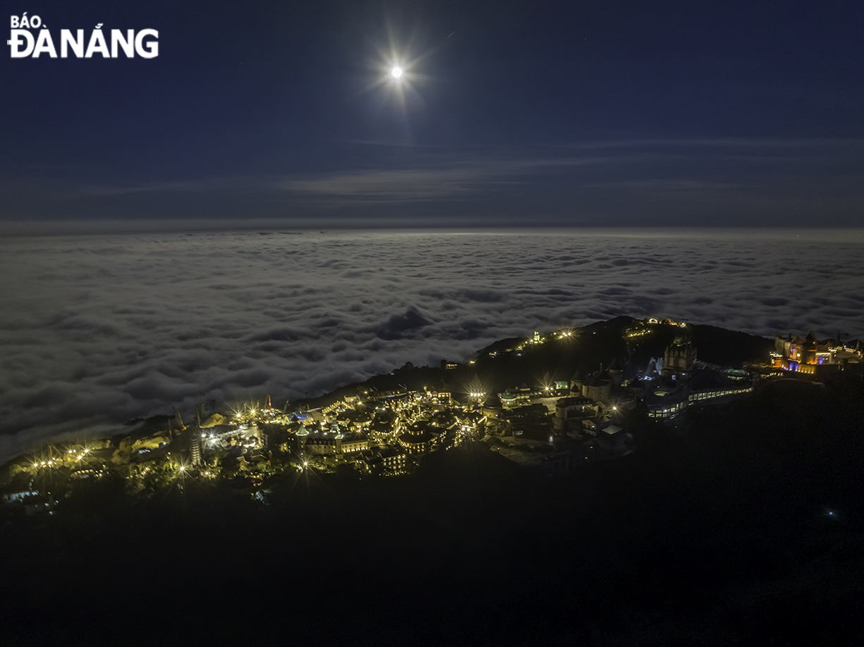 At night, under the moonlight and lights of the resort, the clouds look like a giant carpet, adding a unique and new look to Ba Na. Photo: PHAM PHUNG