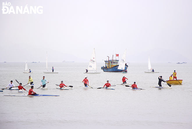Trong các hoạt động phần hội còn có biểu diễn moto lướt sóng và thuyền kayak. Ảnh: X.D