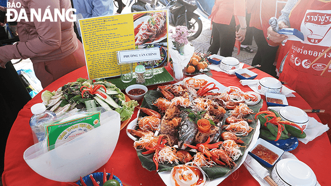 A team from Tan Chinh Ward brings a steamed fish with the theme of Ngu Chau Long Phung to the contest