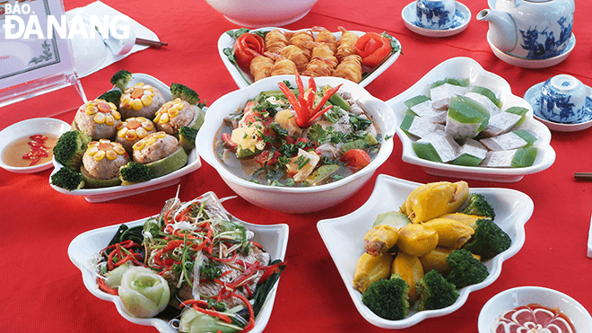 Team from Vinh Trung Ward prepares steamed fish with soy sauce, steamed squid with bananas, and sour soup with cobia