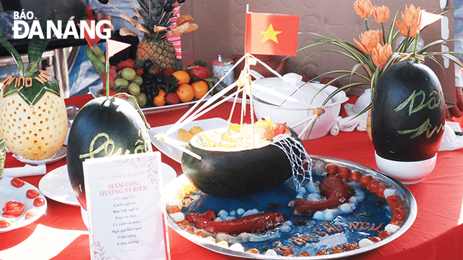 A dessert of the Xuan Ha Ward Team attracts the attention of viewers with the image of a boat sailing out to sea.