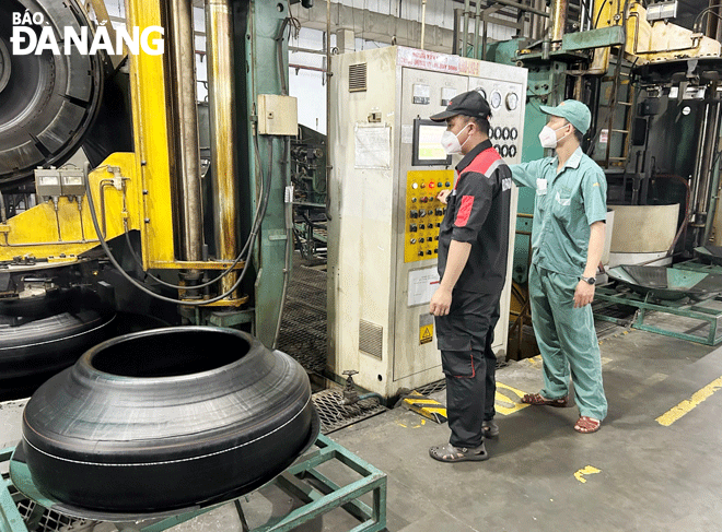 The Da Nang Department of Tax continues to implement solutions to create favorable conditions for production and business development, contributing to nurturing revenue. IN THE PHOTO: Production activities are seen at the Da Nang Rubber JSC. Photo: M.Q