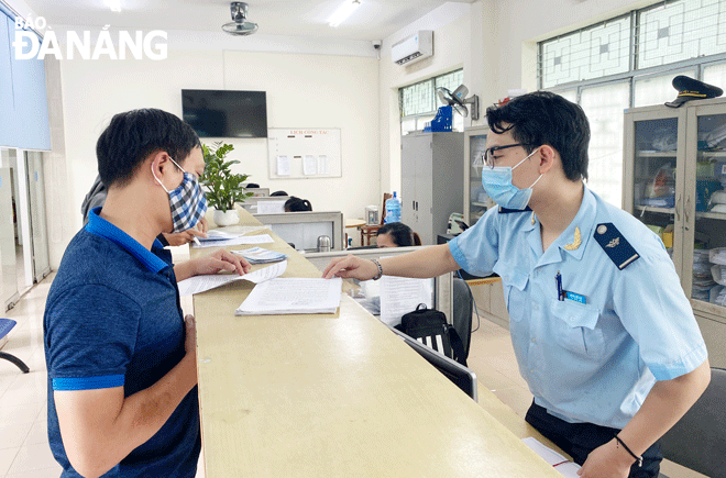 Representatives from businesses do transactions at the One-Stop-Shop site at the Da Nang Port chapter of the Da Nang Customs Department