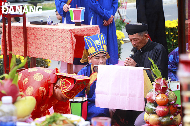 The festival organizers perform rituals to pray for peace and a successful fishing season ahead. Photo: X.D