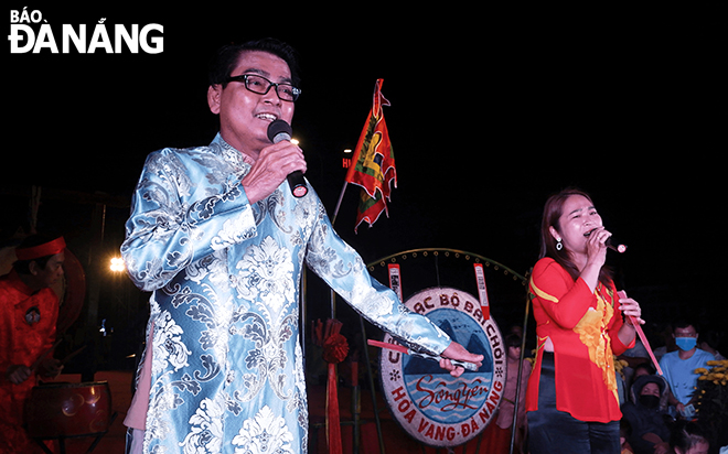 Within the framework of the festival, visitors enjoyed a wide range of cultural activities and folk arts such as ‘bai choi’ (singing while acting as playing cards) and tuong (classic drama) performances. Photo: THU DUYEN