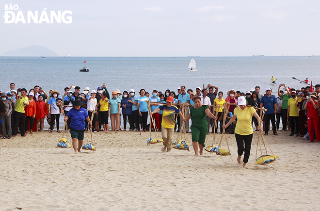 Contestants competed in the fish-carrying competition. Photo: X.D