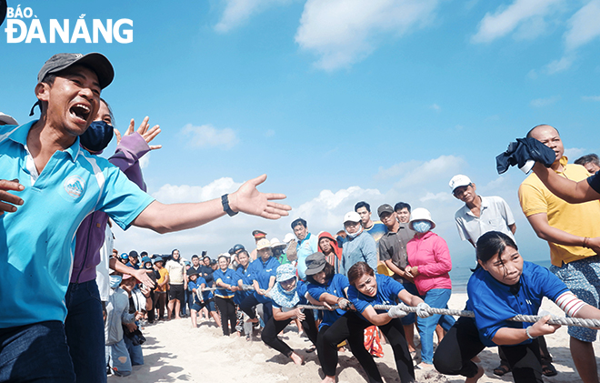 People enthusiastically participated in the game of tug of war. Photo: THU DUYEN