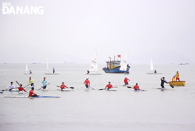 There were performances of surfing motorbikes and kayak. Photo: X.D