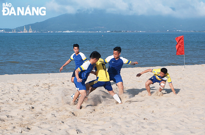 Wards in Thanh Khe District took part in a beach soccer tournament within the framework of the festival. Photo: T.D