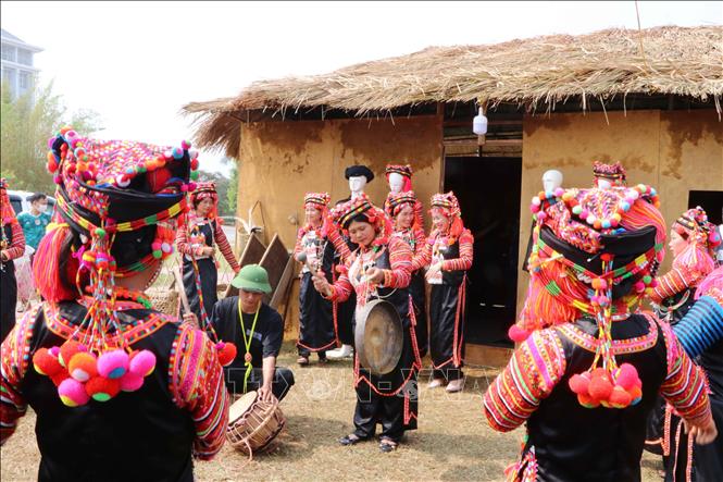 Đồng bào dân tộc Hà Nhì, huyện Mường Tè (Lai Châu) vui chơi trong Ngày hội văn hóa các dân tộc. Ảnh minh họa: Đinh Thùy/TTXVN