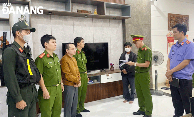 Cơ quan Cảnh sát điều tra Công an thành phố đọc lệnh bắt giam ông Hoàng Quang Huy. Ảnh: T.D