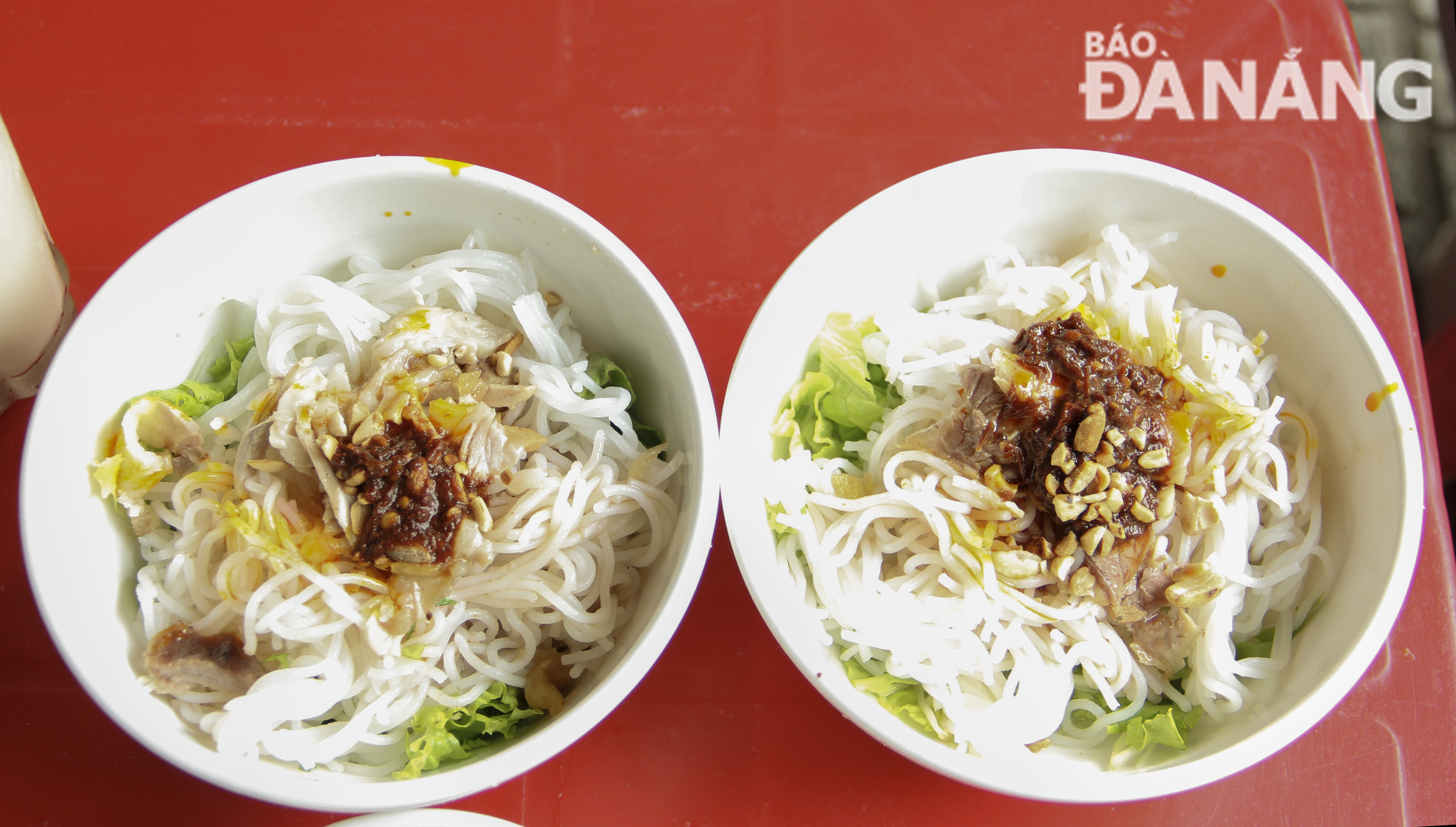 Rice vermicelli here is both delicious and cheap and is sold at the request of guests, of which the lowest is VND5,000/bowl, so many diners eat many bowls at a time. Photo: N. QUANG