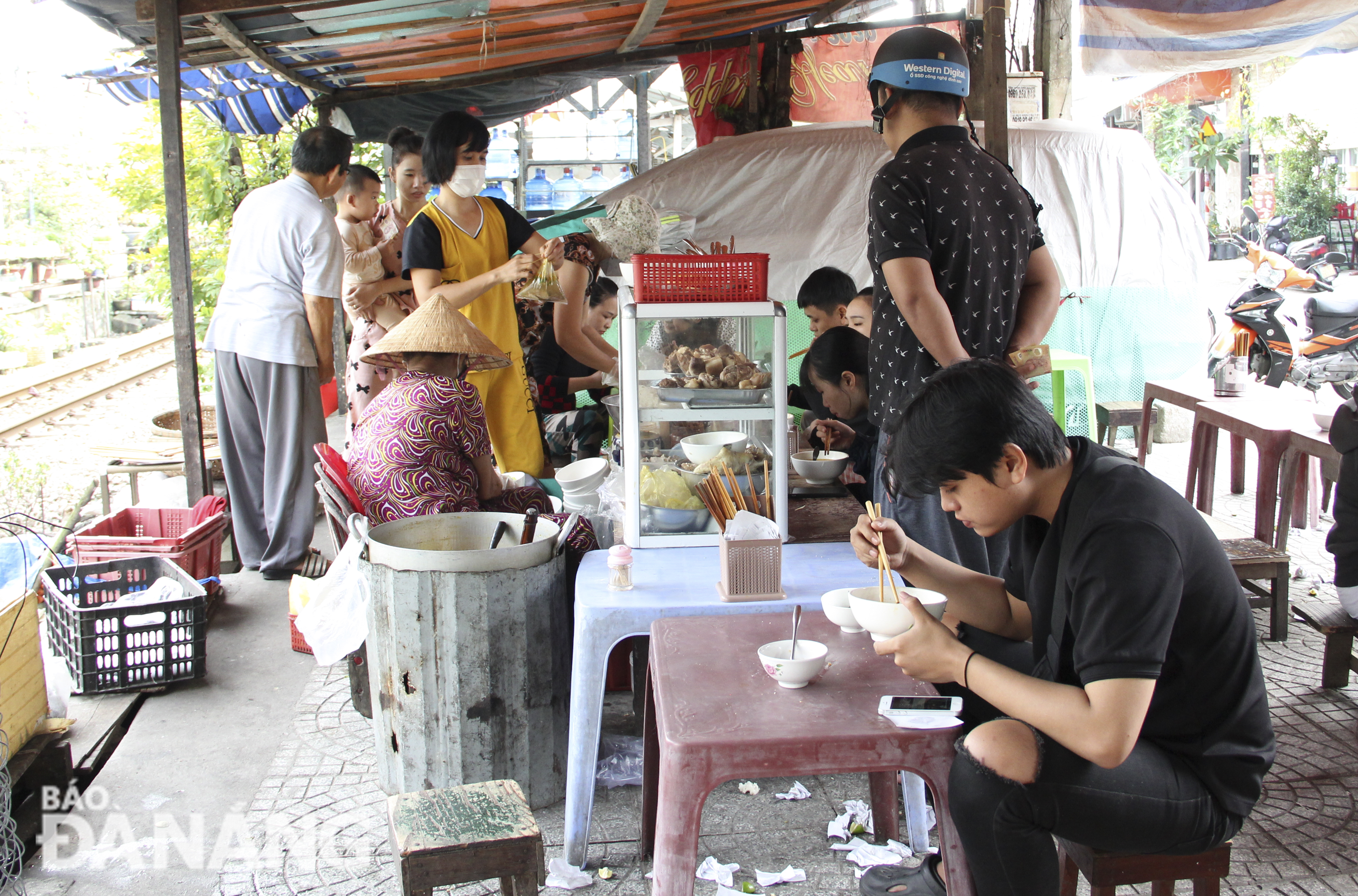 The majority of the eatery's customers are pupils, students and workers. Photo: N. QUANG