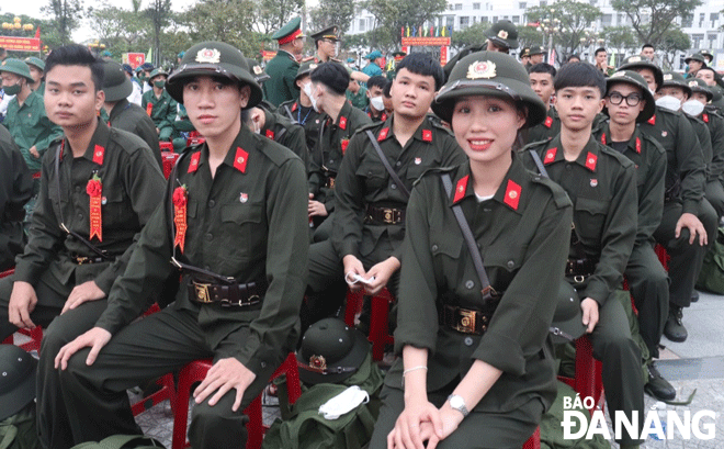 Female recruit Dau Thi Nhung (right) Photo: NGOC HA