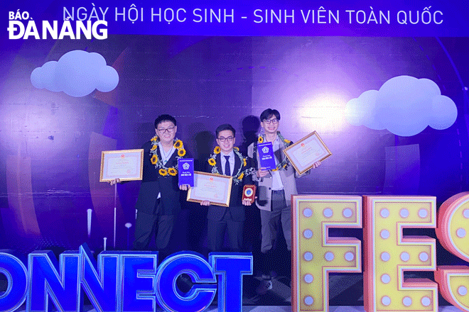 Ta Hoang Phuc (left) and Pham Huynh Khanh Duy (right) are awarded the title of 