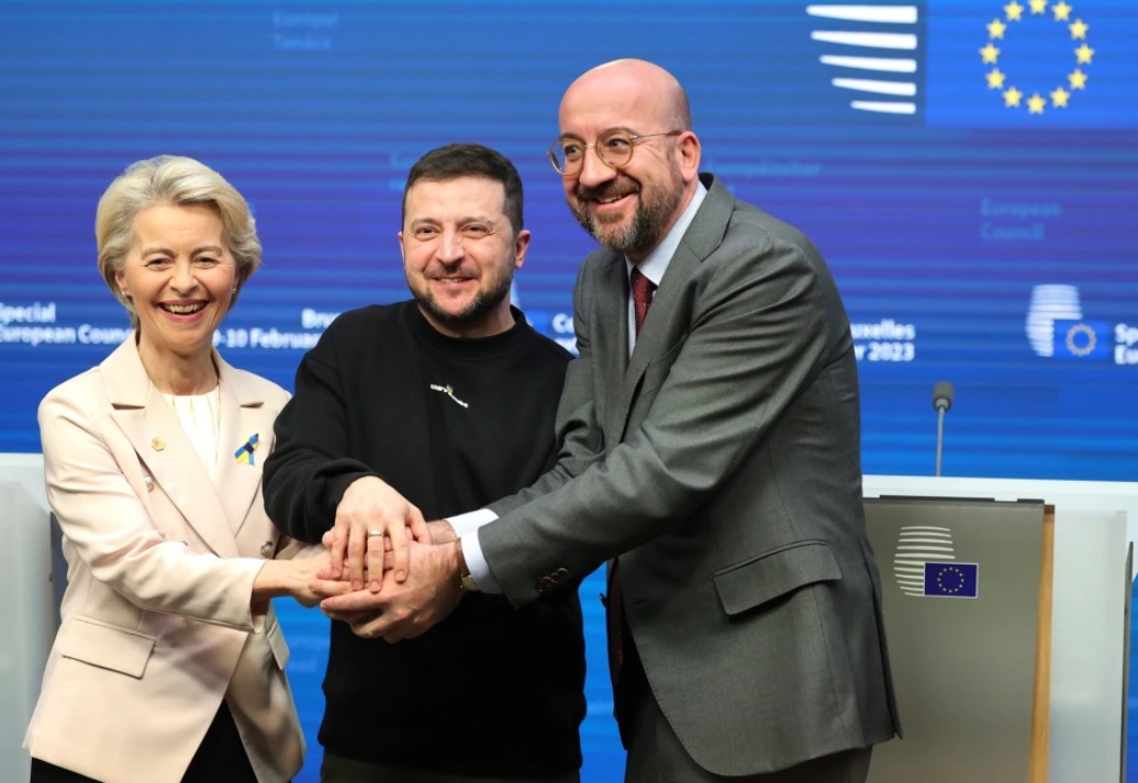 Từ trái qua, Chủ tịch Ủy ban châu Âu Ursula von der Leyen, Tổng thống Ukraine Zelensky và Chủ tịch Hội đồng châu Âu Charles Michel tại cuộc họp báo chung ở Brussels ngày 9-2-2023. Ảnh: AP