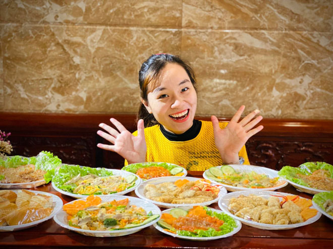 Many young people are excited about vegan dishes at the Tinh Restaurant. Photo: H.L