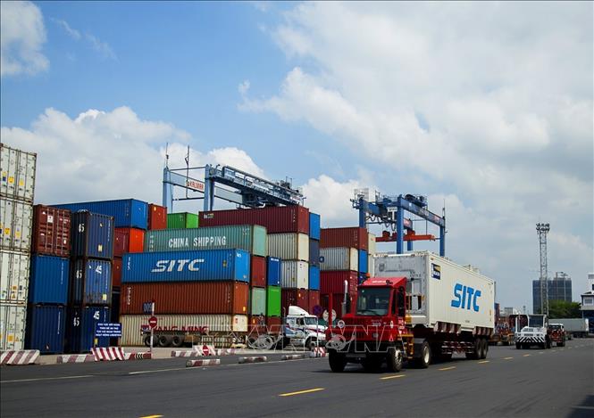 Xếp dỡ hàng hóa container tại Tân cảng Sài Gòn. Ảnh minh họa: Hồng Đạt/TTXVN