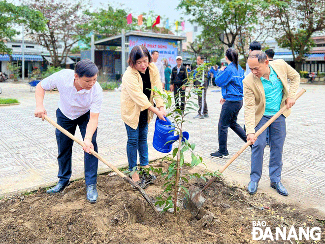 Phường Nại Hiên Đông phát động Tết trồng cây “Đời đời nhớ ơn Bác Hồ”, ra quân trồng cây đầu xuân Quý Mão ở khu dân cư Nại Thịnh Đông trong sáng 4-2. Ảnh: V.H