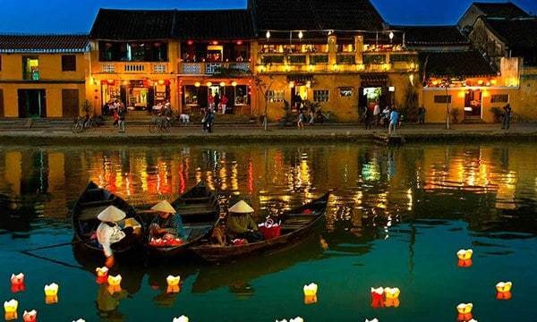 On every 14th day of the month Hoi An city turns off its electric lights and illuminates the night with lit paper lanterns. (Photo: VNA)