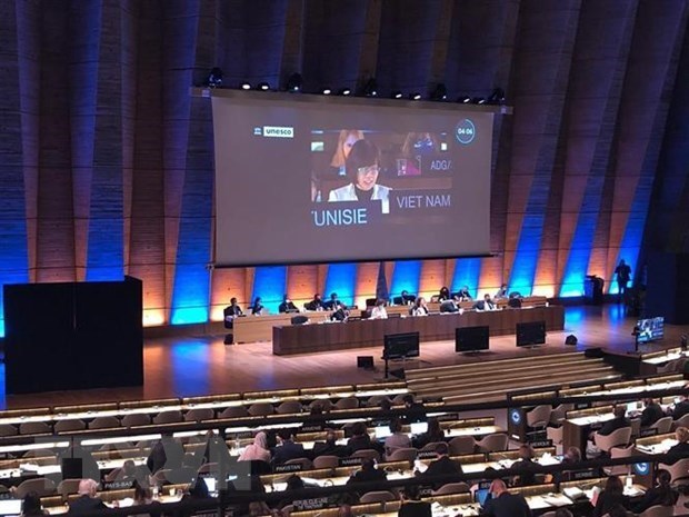 Le Thi Hong Van, head of the Viet Nam Permanent Delegation to UNSCO, speaks at a UNESCO plenary session (Photo: VNA)