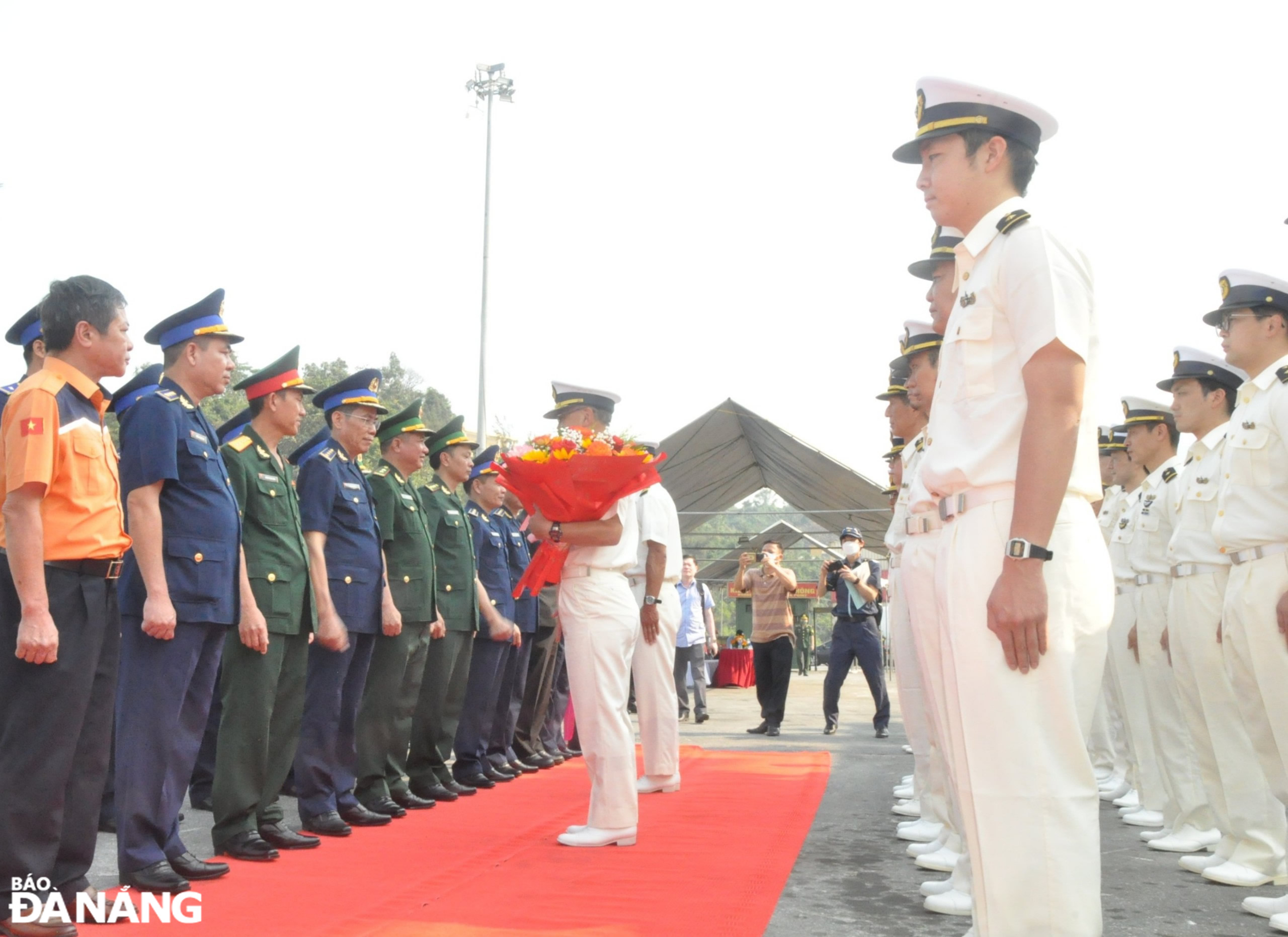 Chỉ huy và sĩ quan, thủy thủ tàu Settsu chào lãnh đạo các cơ quan đơn vị phía về phía Việt Nam tại lễ đón tiếp tại cảng Tiên Sa. Ảnh: LÊ HÙNG