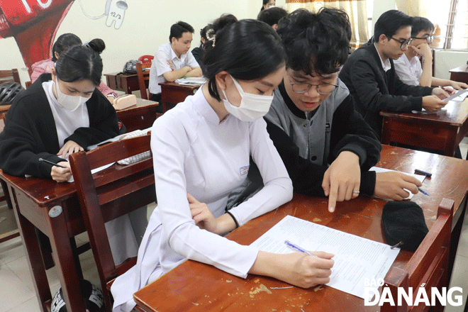 Học sinh lớp 12 Trường THPT Trần Phú trong giờ học tiếng Anh. Ảnh: NGỌC HÀ	