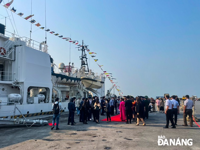 A large number of Vietnamese delegates were present at the Tien Sa Port to welcome Japan's coast guard force.