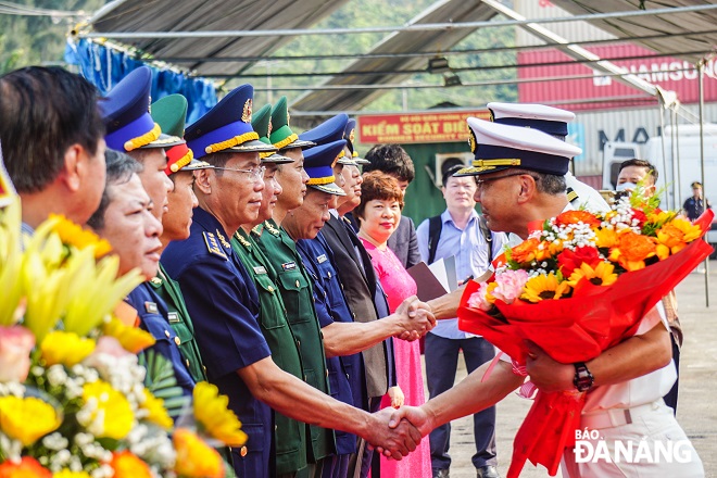 Colonel Satoshi Niwa, Commander of the Settsu ship (right) shook hands with Vietnamese delegates