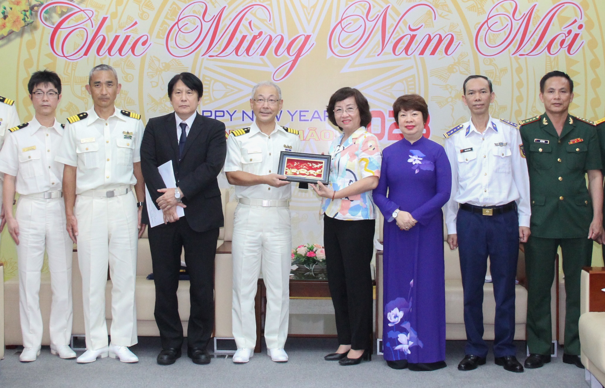 Vice Chairwoman of the Da Nang People's Committee Ngo Thi Kim Yen (4th, right) presents a souvenir to Colonel Niwa Satoshi. Photo: LE HUNG