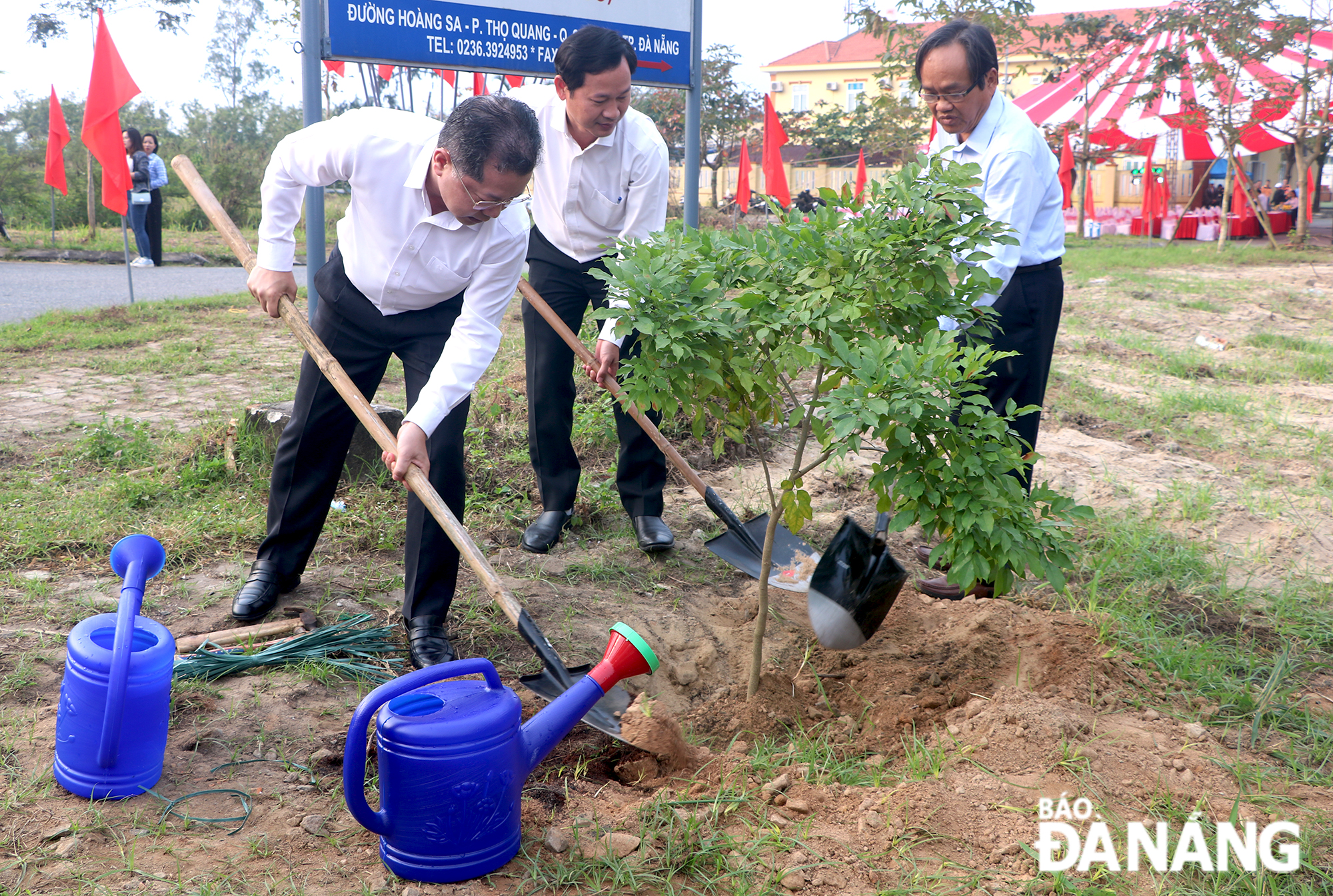 Da Nang Party Committee Secretary Nguyen Van Quang (left) participated in planting trees on the Son Tra Peninsula on Tuesday morning. Photo: VAN HOANG