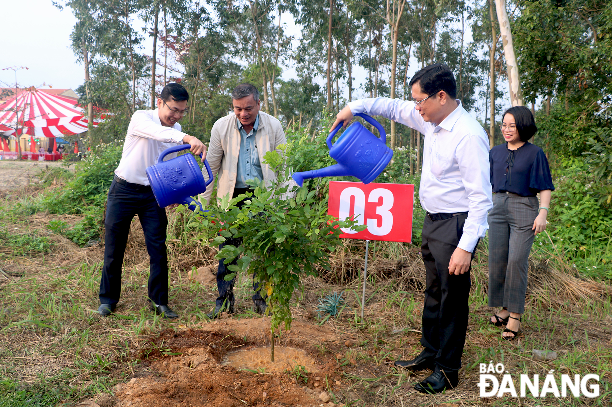 Vice Chairman of the municipal People's Council Tran Phuoc Son (right) at the launching ceremony of the tree planting festival. Photo: VAN HOANG