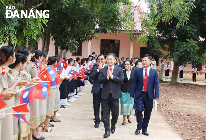 Mr. Nguyen Van Duc (right) accompanied a high-ranking delegation of Da Nang led by its Party Committee Secretary Nguyen Van Quang and acted as an interpreter during their working visits to south central provinces of Laos in July 2022. Photo: NGOC PHU