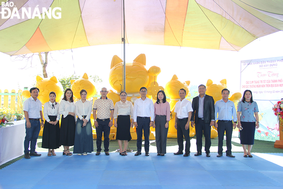 Representatives from the Da Nang Department of Construction, the municipal Department of Education and Training, units and businesses visited preschools in Hoa Vang District to present mascots and decorative patterns with the aim to serve the entertainment needs of preschoolers.