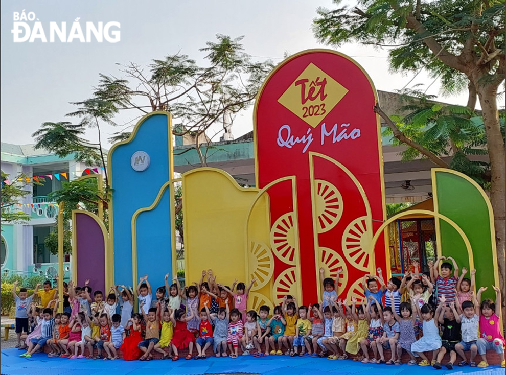 The joy of children of the Hoa Tien Preschool in La Bong Village after receiving Tet decorations.