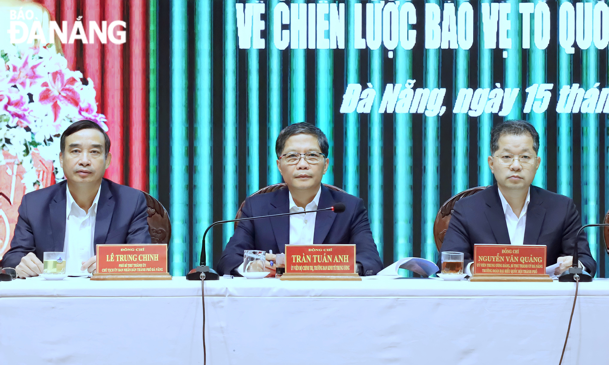 Trưởng ban Kinh tế Trung ương Trần Tuấn Anh (giữa), Bí thư Thành ủy Nguyễn Văn Quảng (bên phải) và Chủ tịch UBND thành phố Lê Trung Chinh đồng chủ trì hội nghị. Ảnh: NGỌC PHÚ