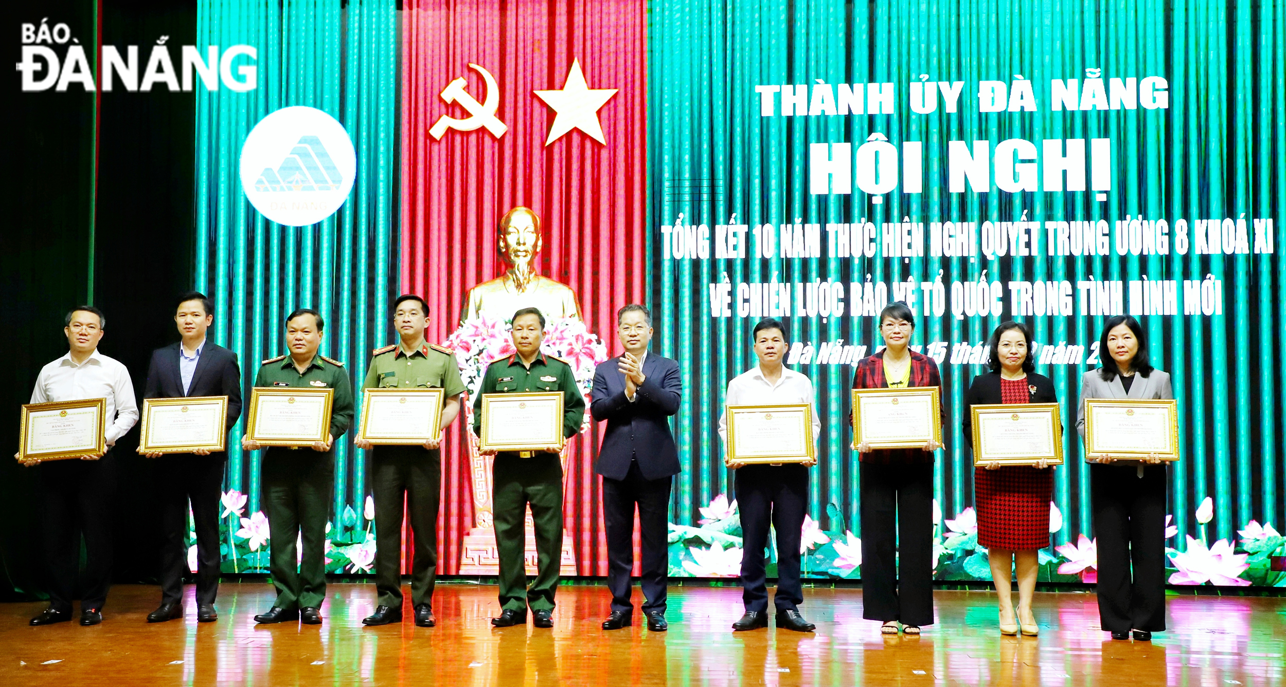 Bí thư Thành ủy Nguyễn Văn Quảng trao bằng khen cho các tập thể. Ảnh: NGỌC PHÚ