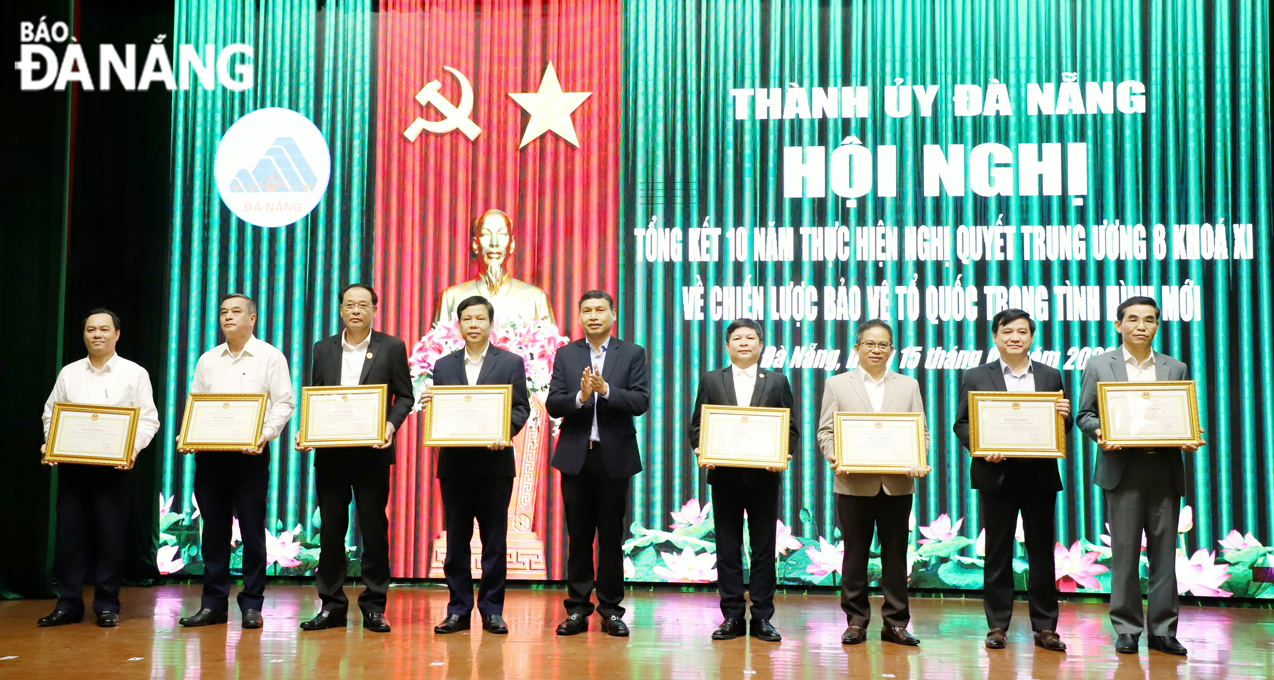 Phó Chủ tịch Thường trực UBND thành phố Hồ Kỳ Minh trao bằng khen của Chủ tịch UBND thành phố cho các tập thể. Ảnh: NGỌC PHÚ