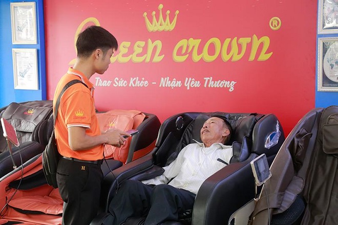 Chú Hải đã lựa chọn được một sản phẩm ưng ý sau khi trải nghiệm ghế massage miễn phí.