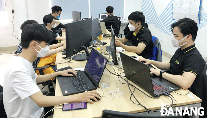 Deploying programmes and plans to support businesses in digital transformation is one of the solutions being implemented by Da Nang departments and agencies and. Employees of Tekup Solutions Co., Ltd. are working at the office. Photo: M.QUE