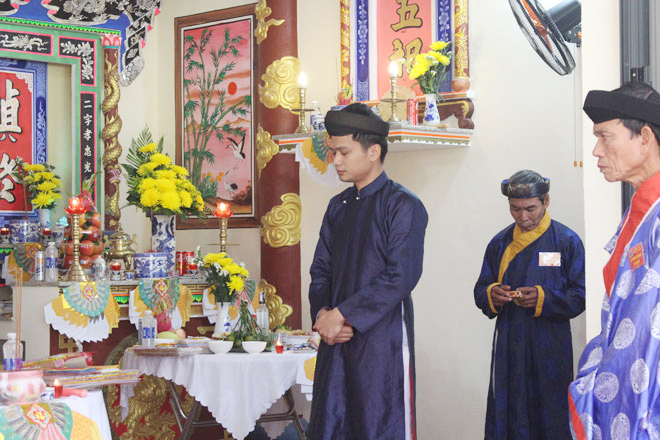 Le Van Hoan (left) is performing a ritual. (Photo courtesy of the character)