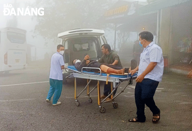 Staff of the Da Nang Emergency Centre 115 provide emergency care for a tourist who had an accident on the Hai Van Pass. Photo: P.C