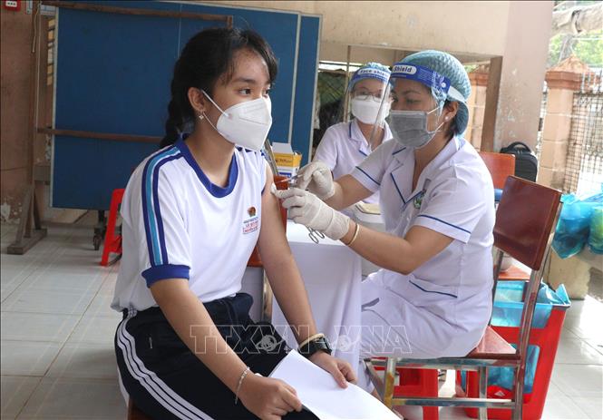 Người dân tiêm nhắc lại vaccine phòng Covid-19. Ảnh: TTXVN.