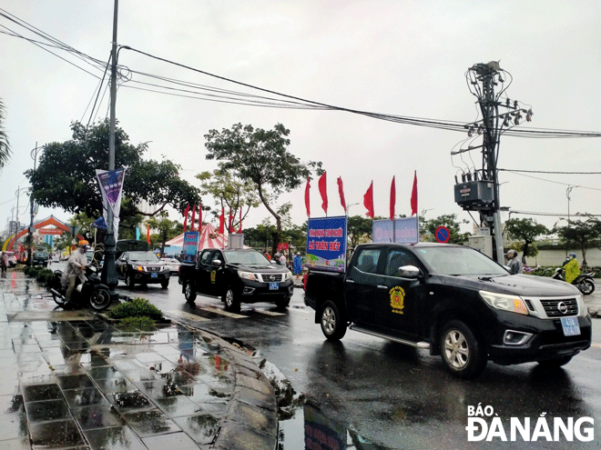 Các đơn vị chức năng tổ chức diễu hành tuyên truyền an toàn giao thông tại một số tuyến đường trên địa bàn quận Sơn Trà sáng 15-2. Ảnh: N.Q