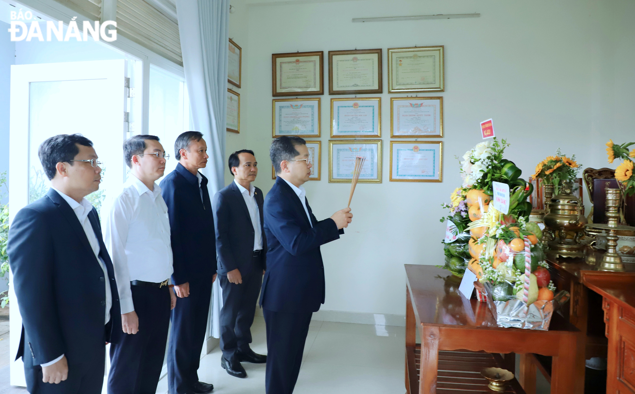 Da Nang Party Committee Secretary Nguyen Van Quang (front row) and leaders of local departments and agencies, offered incense in memory of Ho Nghinh, late Secretary of the Quang Da Special Zone’s Party Committee and Quang Nam - Da Nang Provincial Party Committee 