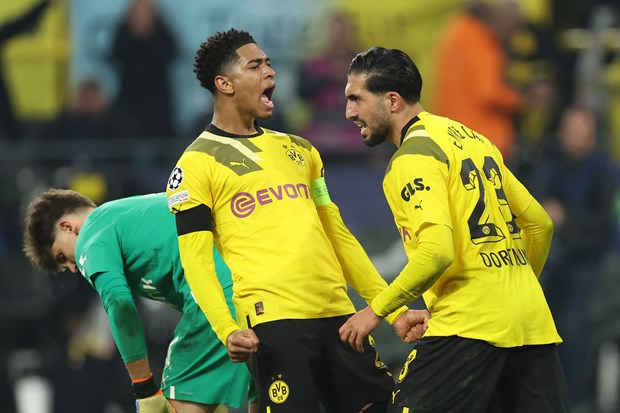 Karim Adeyemi (trái) mang chiến thắng về cho Dortmund. (Nguồn: Getty Images)